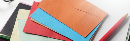 Kolorowe koperty papierowe na biurku